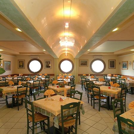 Hotel Ristorante Il Pirata San Vito di Leguzzano ภายนอก รูปภาพ