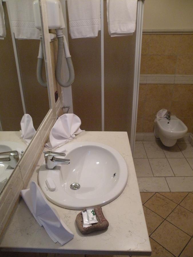 Hotel Ristorante Il Pirata San Vito di Leguzzano ภายนอก รูปภาพ