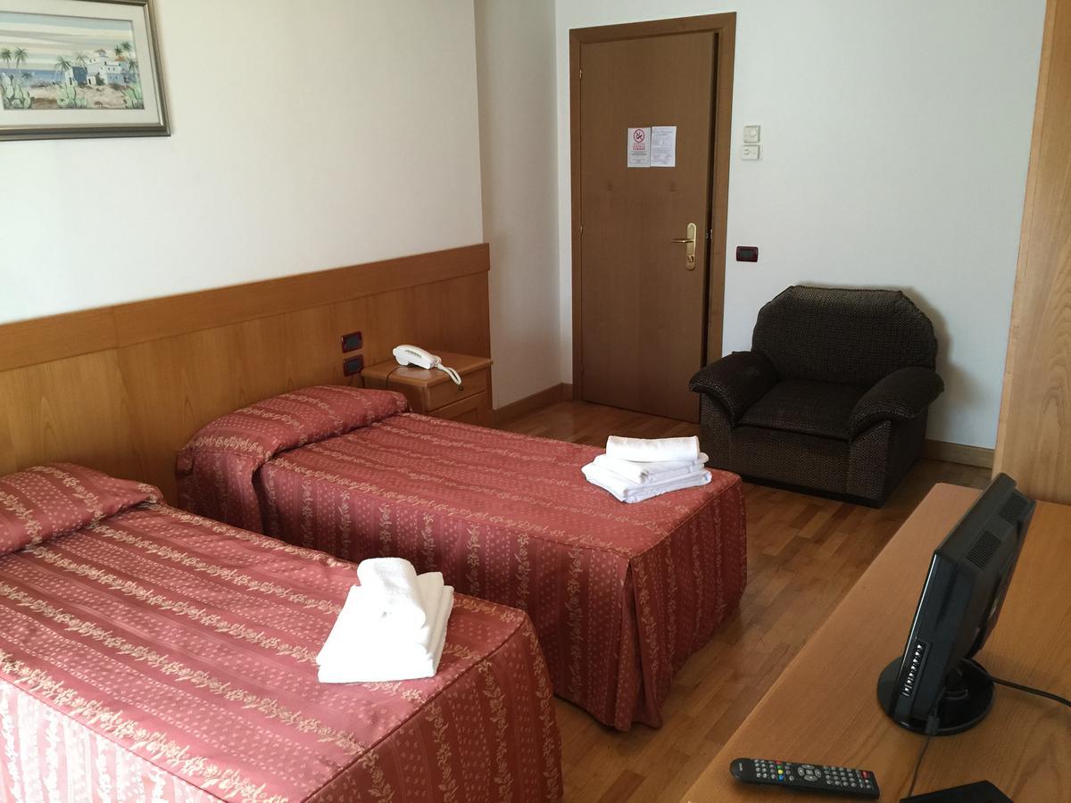 Hotel Ristorante Il Pirata San Vito di Leguzzano ภายนอก รูปภาพ