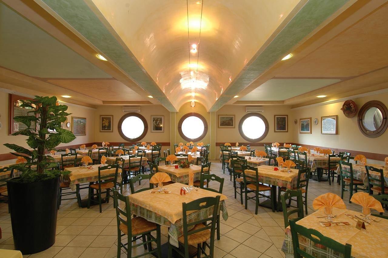 Hotel Ristorante Il Pirata San Vito di Leguzzano ภายนอก รูปภาพ